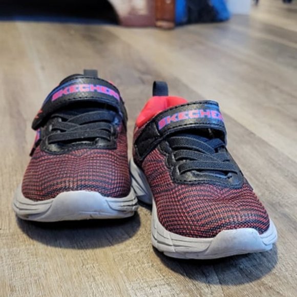 SKETCHERS - "training shoes" Velcro and elastic laces. Red and black - Size US5 - Picture 3 of 4